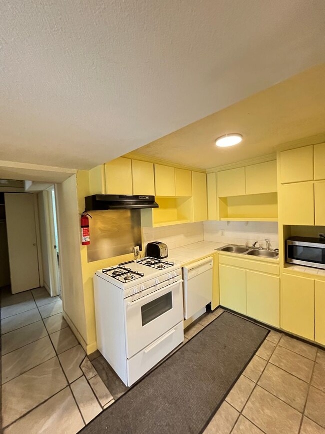 Building Photo - 2 bedroom MINIMALIST'S DREAM / all appliances with office