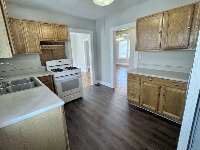 Building Photo - 5 W Marion Rd