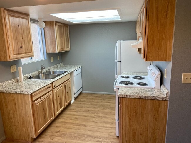 Building Photo - Stunning 2 Bed/2 Bath Townhome near Ft Carson!