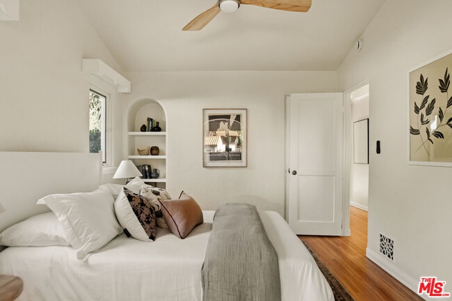 Building Photo - 1518 N Beverly Dr