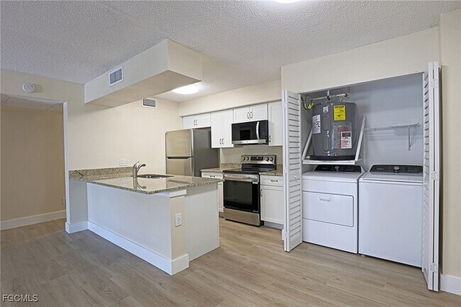 Building Photo - 5331 Summerlin Rd