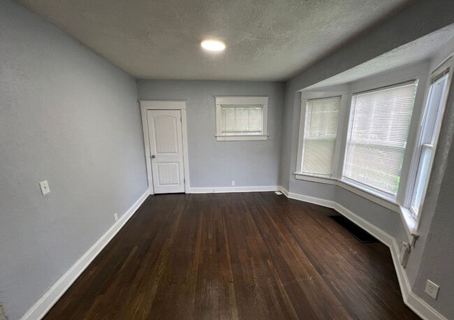 Building Photo - Spacious 5 Bedroom Bungalow in Historic No...