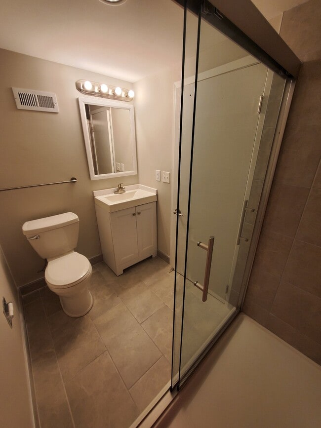 Building Photo - Gorgeous 3 bedroom 2 bath - Side by Side Duplex South Minneapolis