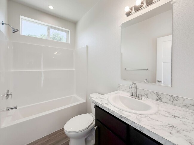 Building Photo - ~ AVAILABLE NOW ~ DUPLEX (RIGHT)