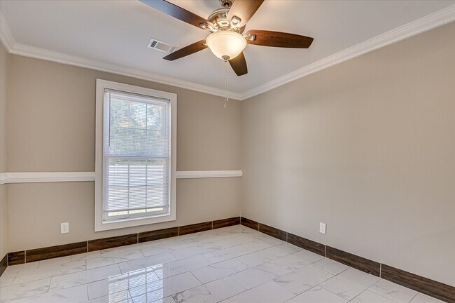 Building Photo - 238 Cavalier Dr