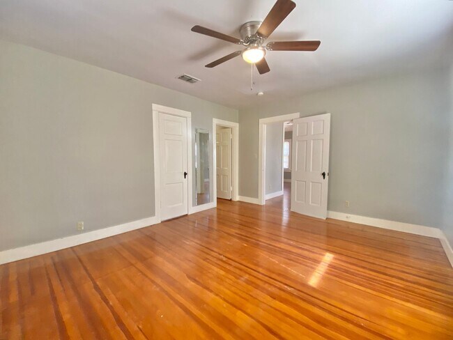 Building Photo - Larger 2 bed 1 bath cute cottage now avail...
