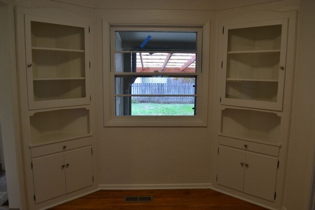 Building Photo - Quaint two-bedroom charmer in Northeast Salem