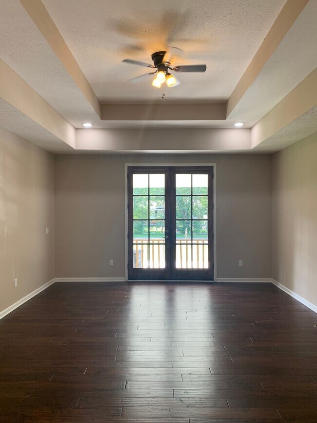 Building Photo - Modern comfort and privacy in the heart of...