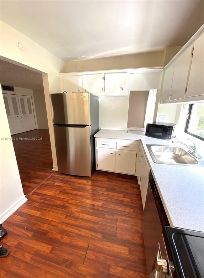 Building Photo - 1 bedroom in Sunny Isles Beach FL 33160