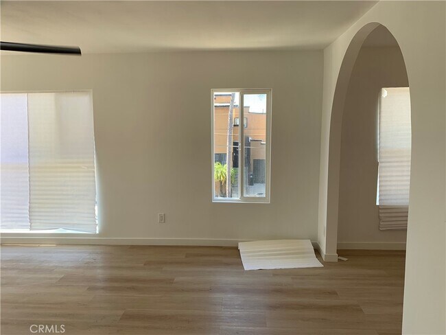 Building Photo - 1211 W 40th Pl