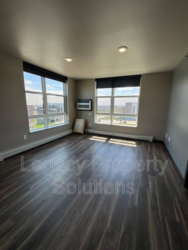 Building Photo - 226 E Greenfield Ln