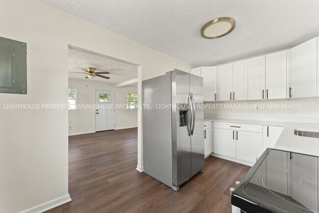 Building Photo - Updated 2 Bedroom Home Near Naval Station Mayport