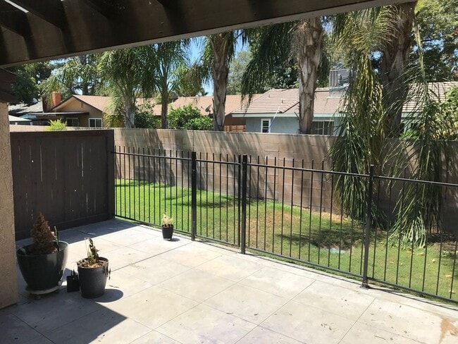 Building Photo - Spacious and Ready to Enjoy in Green Brier! A gated community.