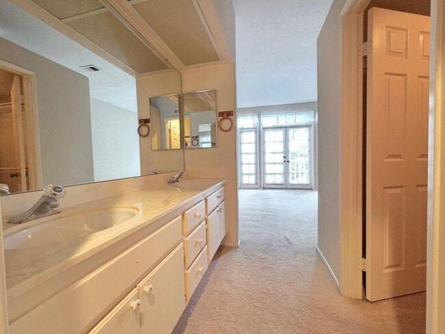 Building Photo - Adorable Rancho Del Oro Condo!