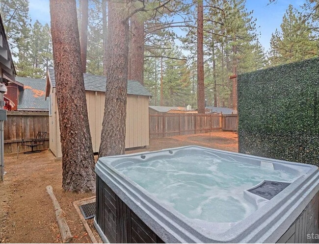 Building Photo - FOR RENT