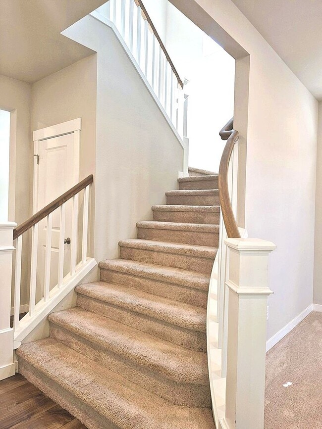 Building Photo - Beautiful 5BD/3BA home located in Rainer Ridge