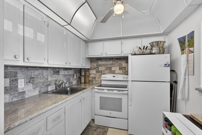 Building Photo - 106 Camden E