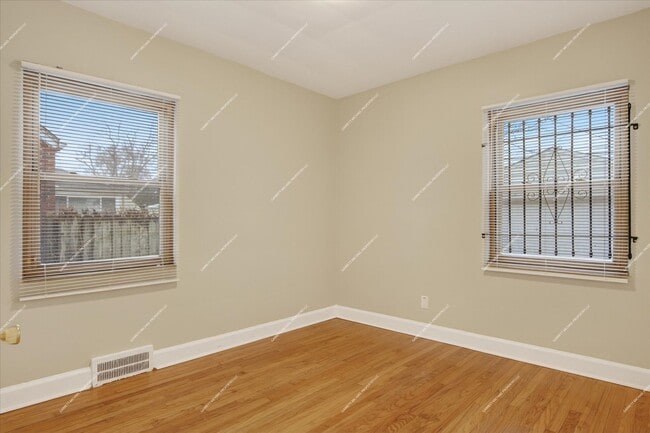 Building Photo - Charming 3-Bedroom Brick Bungalow for Rent in Detroit!