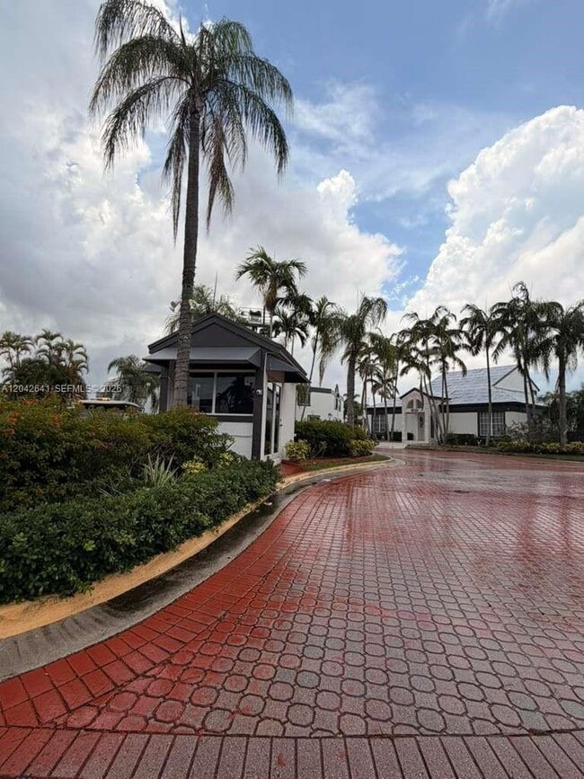 Building Photo - 9731 Fontainebleau Blvd