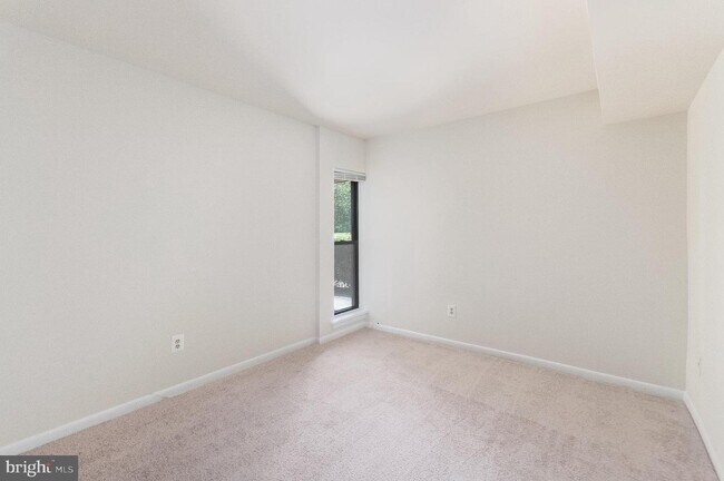 Building Photo - 5805 Royal Ridge Dr