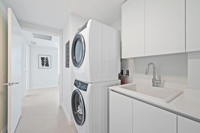 Building Photo - 1116 N Ocean Blvd