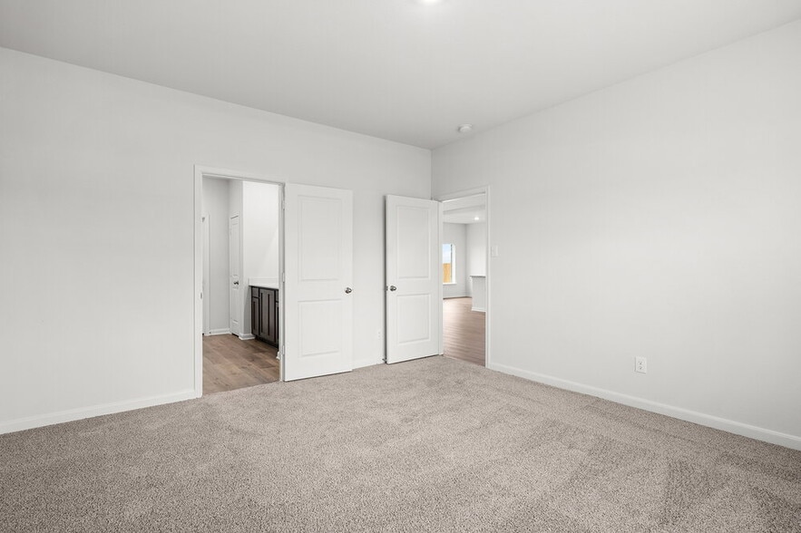 Building Photo - 305 Julian Davis Dr