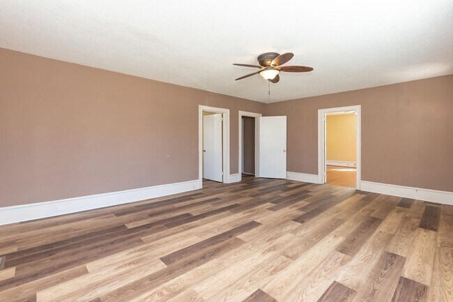 Building Photo - Four Bedroom Home!