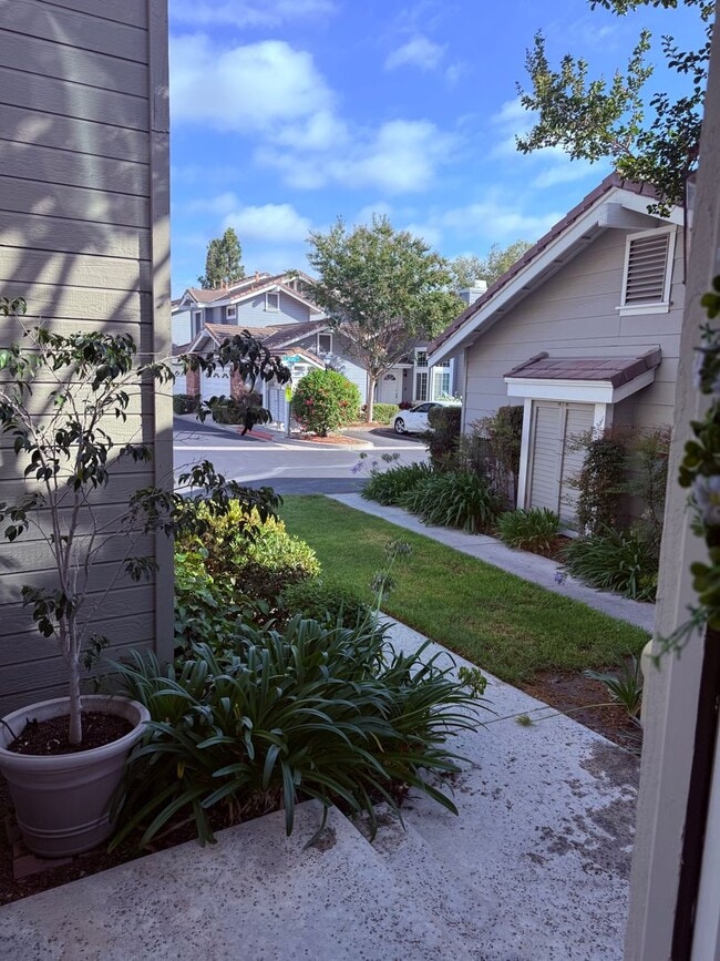 Building Photo - Updated 3BD/2.5BA 2-Story Townhouse in Pri...