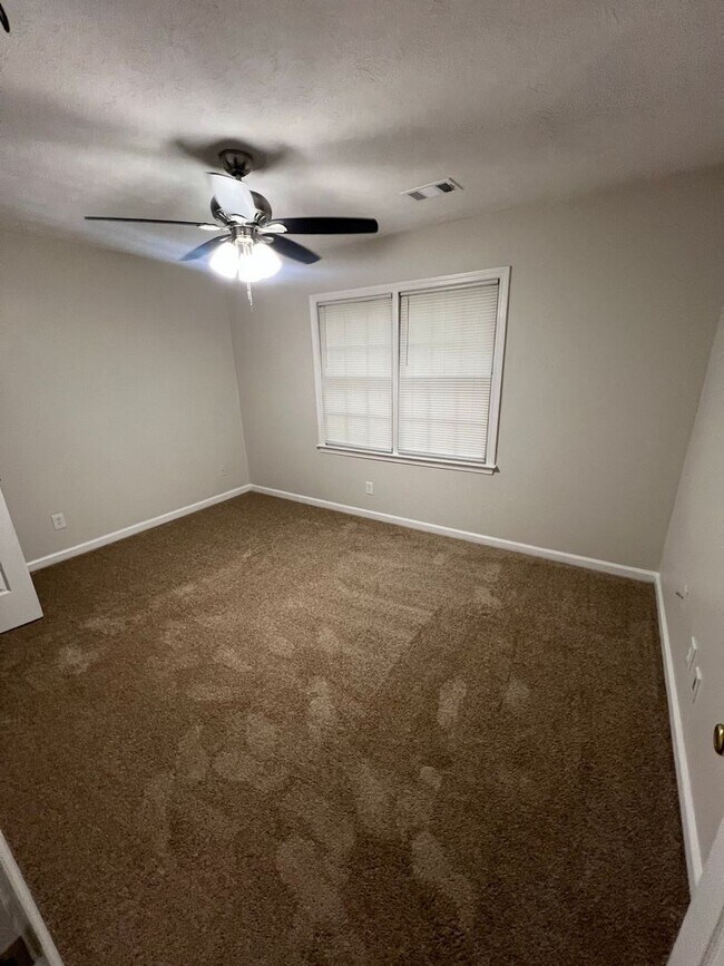 Building Photo - 416-418 Waterbury Drive