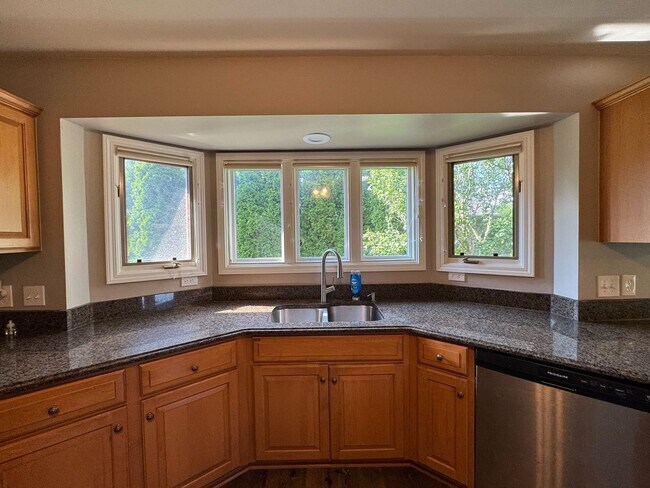 Building Photo - Beautiful 4 bedroom, 3 bath home in Macomb!