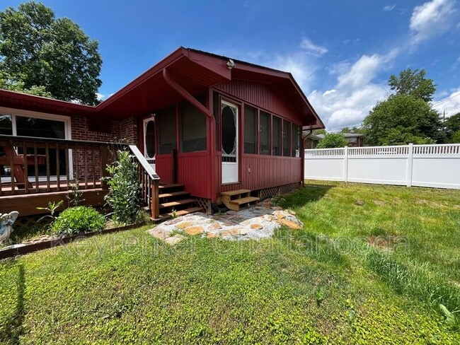 Building Photo - 1635 Green Hills Dr
