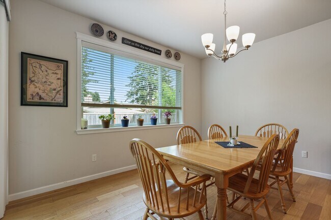 Building Photo - 5 bedroom high efficient home - Olympia Sc...