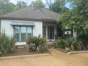 Building Photo - 103 Creekside Cove