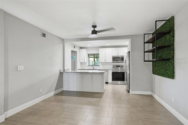 Building Photo - 727 N Himes Ave