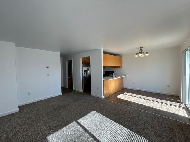 Building Photo - 3 Bedroom / 2.5 Bathroom Townhouse in SW R...