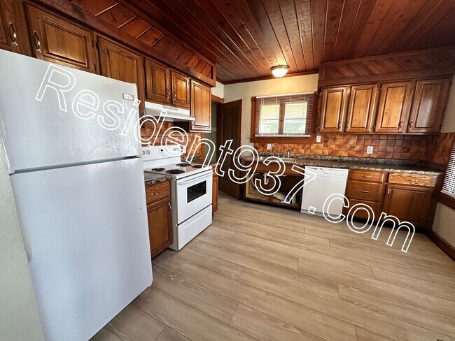 Building Photo - Updated 2 Bed 1 Bath home