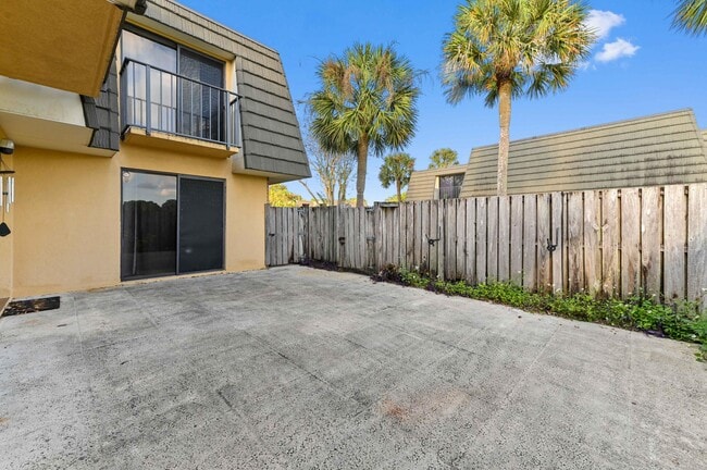 Building Photo - 619 6th Way