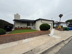 Building Photo - Renovated in 2023!! 4BD/2BA; Quick Walk to...