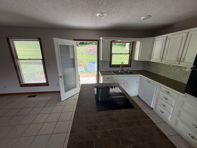 Building Photo - Big on Space. Big on Convenience. Big on Comfort.