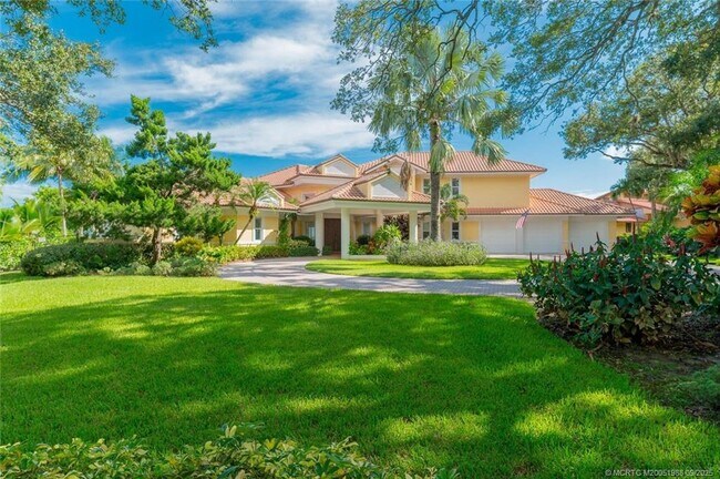 Building Photo - 901 SE Riverside Dr