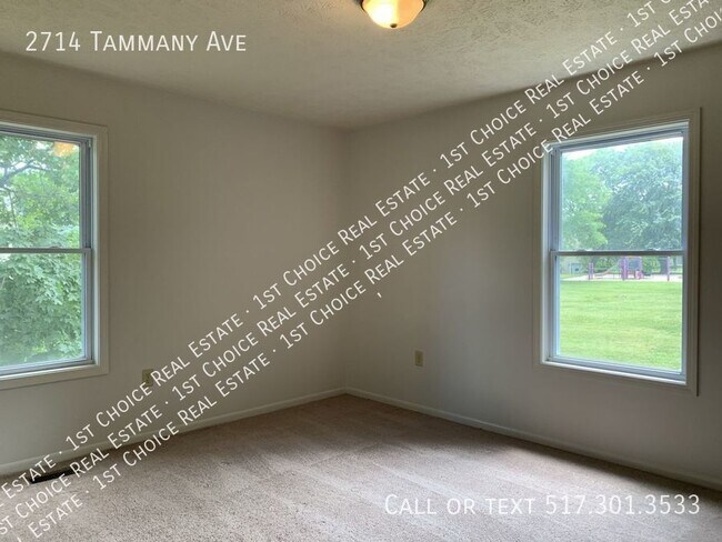 Building Photo - Spacious 3-BDR 1.5-BTH Duplex w/ Garage & ...