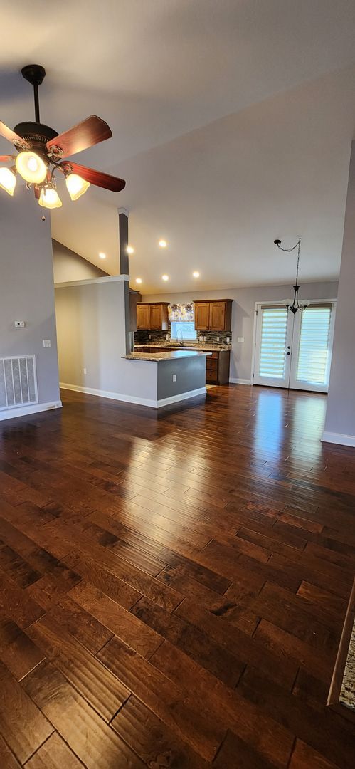 Building Photo - Location, Location, Location. 3 bedroom / 2 bath *Unfurnished* Available for 12 month lease