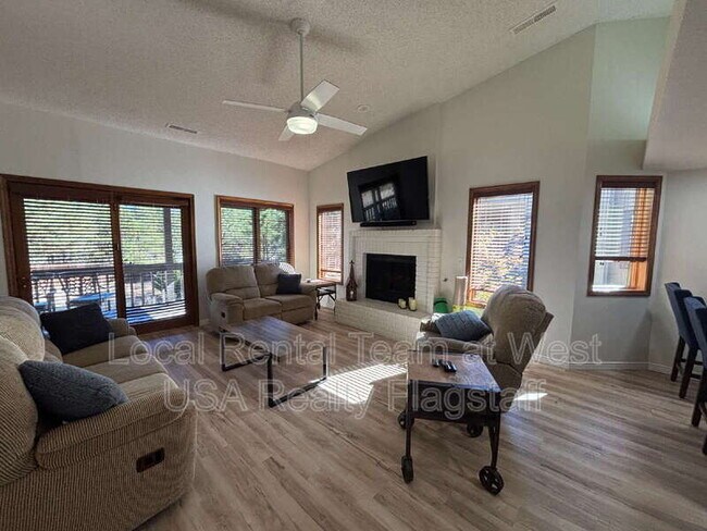 Building Photo - 2340 N Plateau Dr