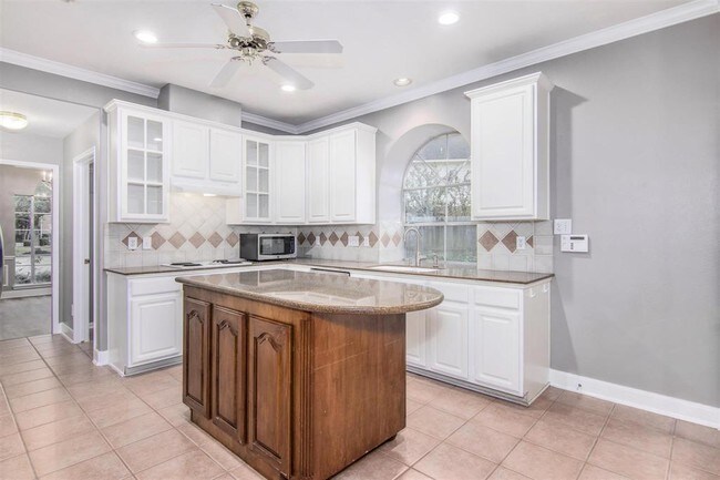 Building Photo - 2117 Enchanted Lake Dr