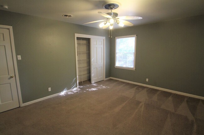 Building Photo - Beautiful 3 Bedroom 2 Bath with Large Back...