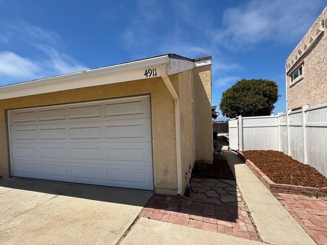 Building Photo - Oxnard | Welcome to the Pearl of Oxnard Du...