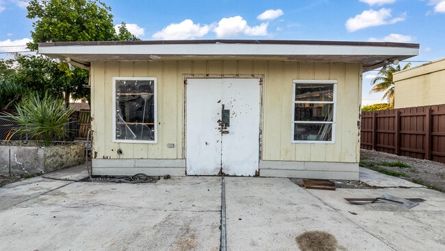 Building Photo - 611 NE 34th St