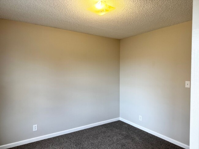 Building Photo - Beautiful Home close to Ft Campbell and Shopping!