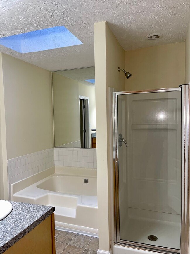 Building Photo - Spacious 3 Bed/2 Bath Ranch with Over 1800...