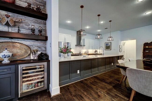 Building Photo - 2007 Brun St